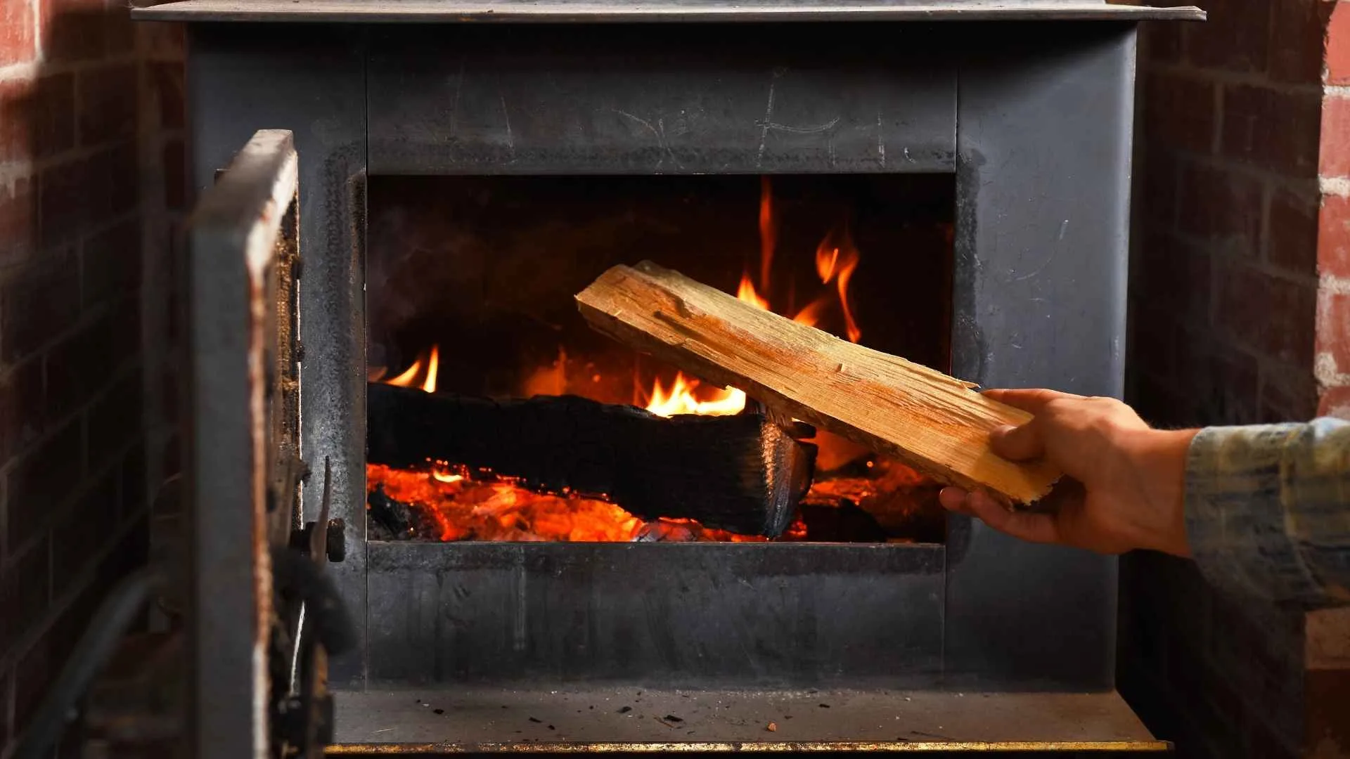What Makes Fireplace Stoves a Smart Heating Choice