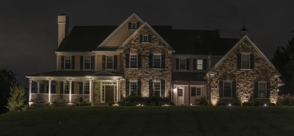The Classic Colonial Glow: Symmetry, Lanterns, and Warm Uplighting