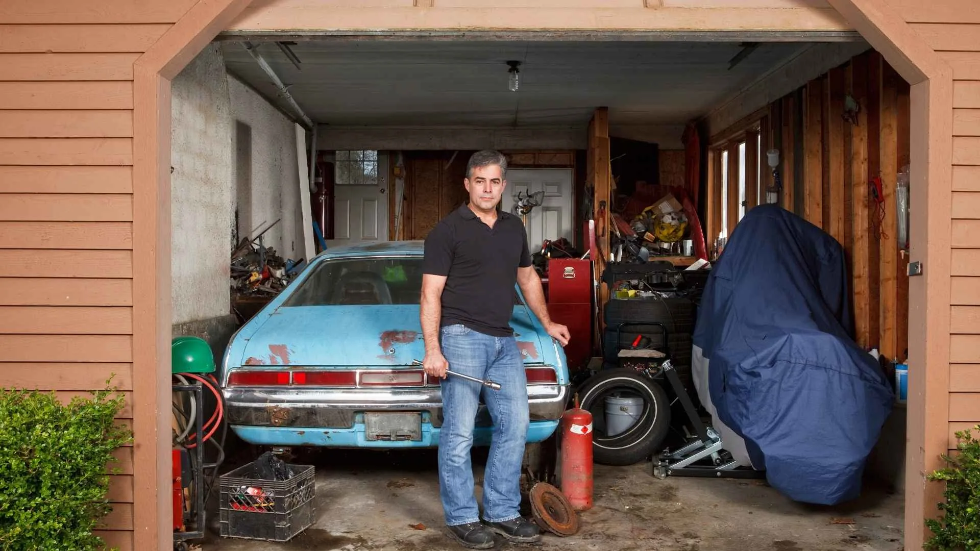 How Riverside Homeowners Can Reduce Pest Activity Around Garages and Side Yards