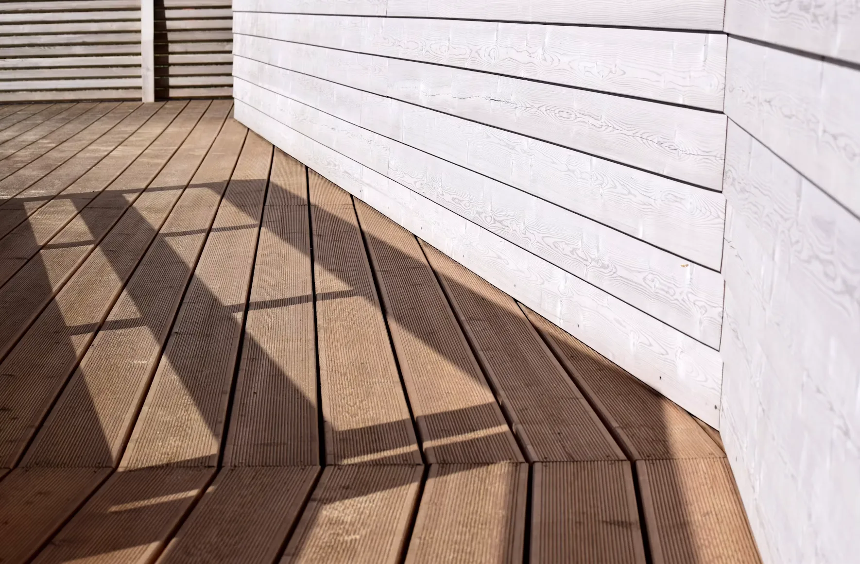 Seamlessly Blend Landscaping with Decking