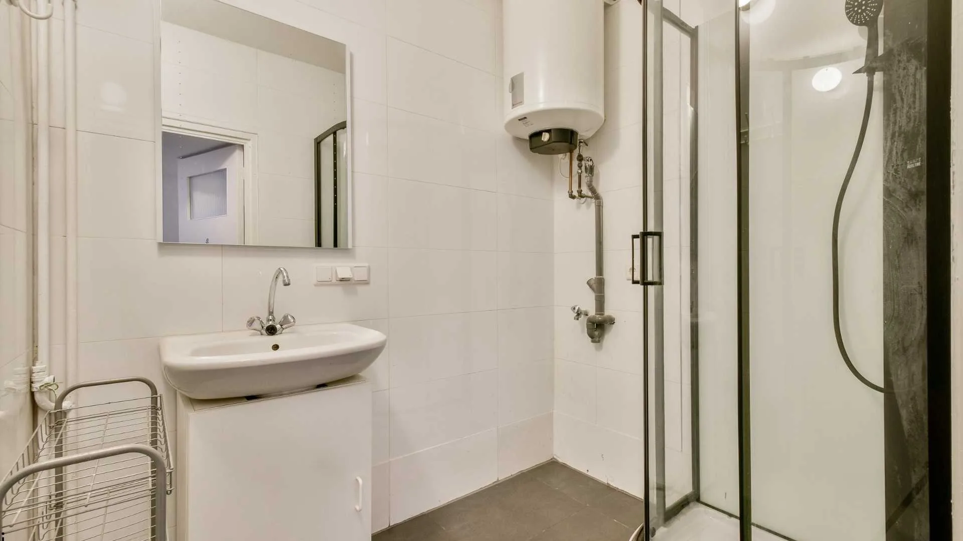 Why Minimalist Bathrooms Prefer Frameless Design