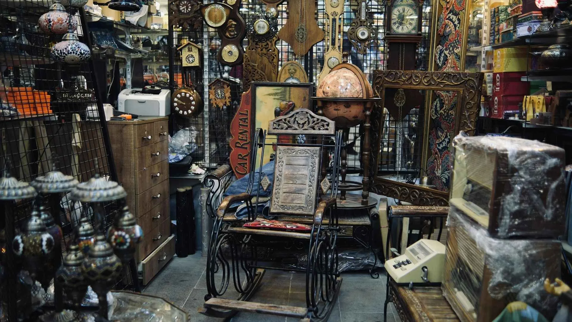 A First-Time Buyer’s Guide to Antique Auctions