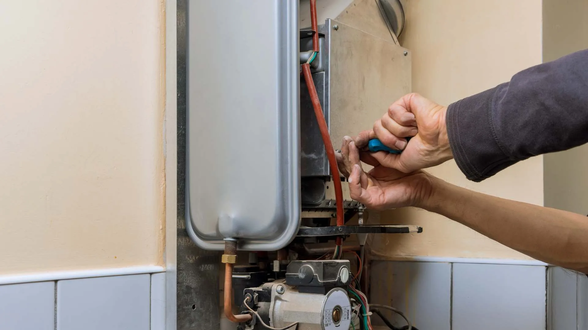 A Homeowner Guide to Spotting Water Heater Trouble Early