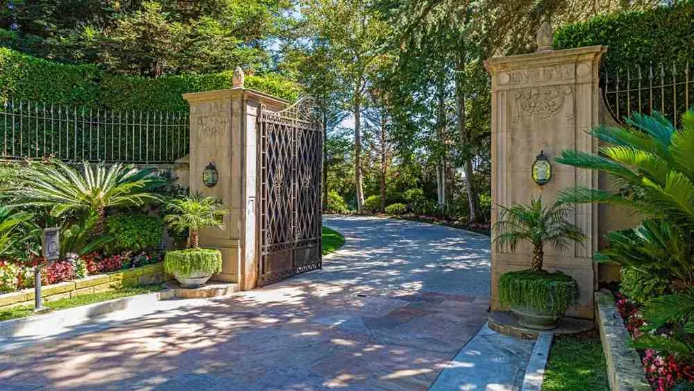 Casa Encantada – Historic Gardens and Formal Elegance
